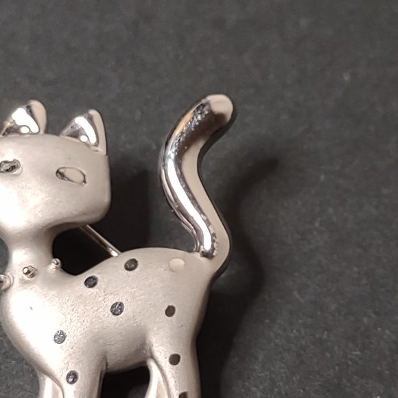 Silver Tone Metal Spotted Cat Brooch - Picture 4 of 11